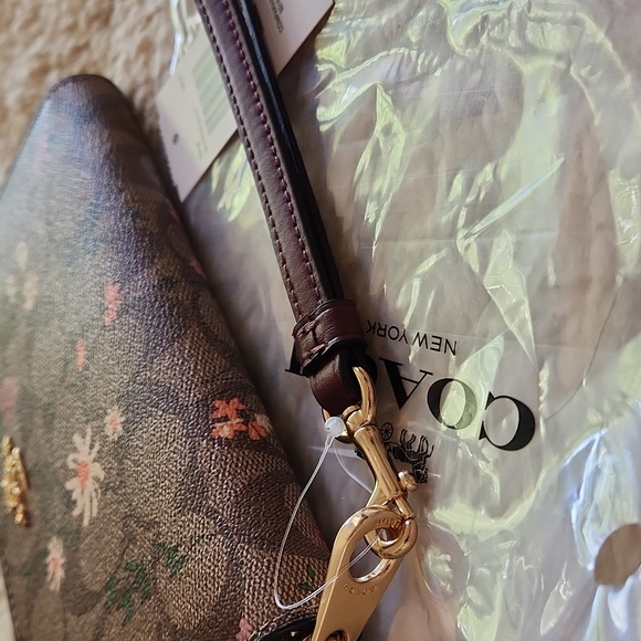 NWT Coach Signature Wildflower Long Zip Wallet/Wristlet ๐๐ค - Picture 15 of 16